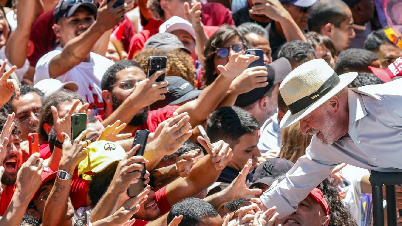 Presidente do TSE liga para Lula para parabenizar reeleição