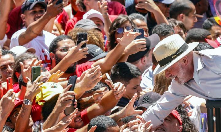 Presidente do TSE liga para Lula para parabenizar reeleição
