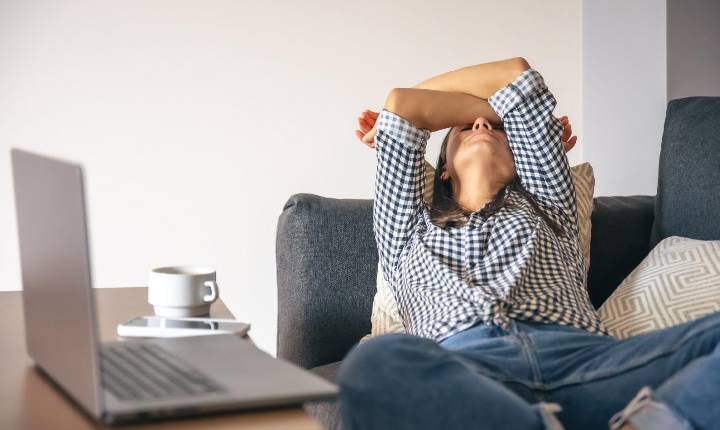 Procrastinação não é preguiça: entenda por que o cérebro prefere adiar tarefas difíceis