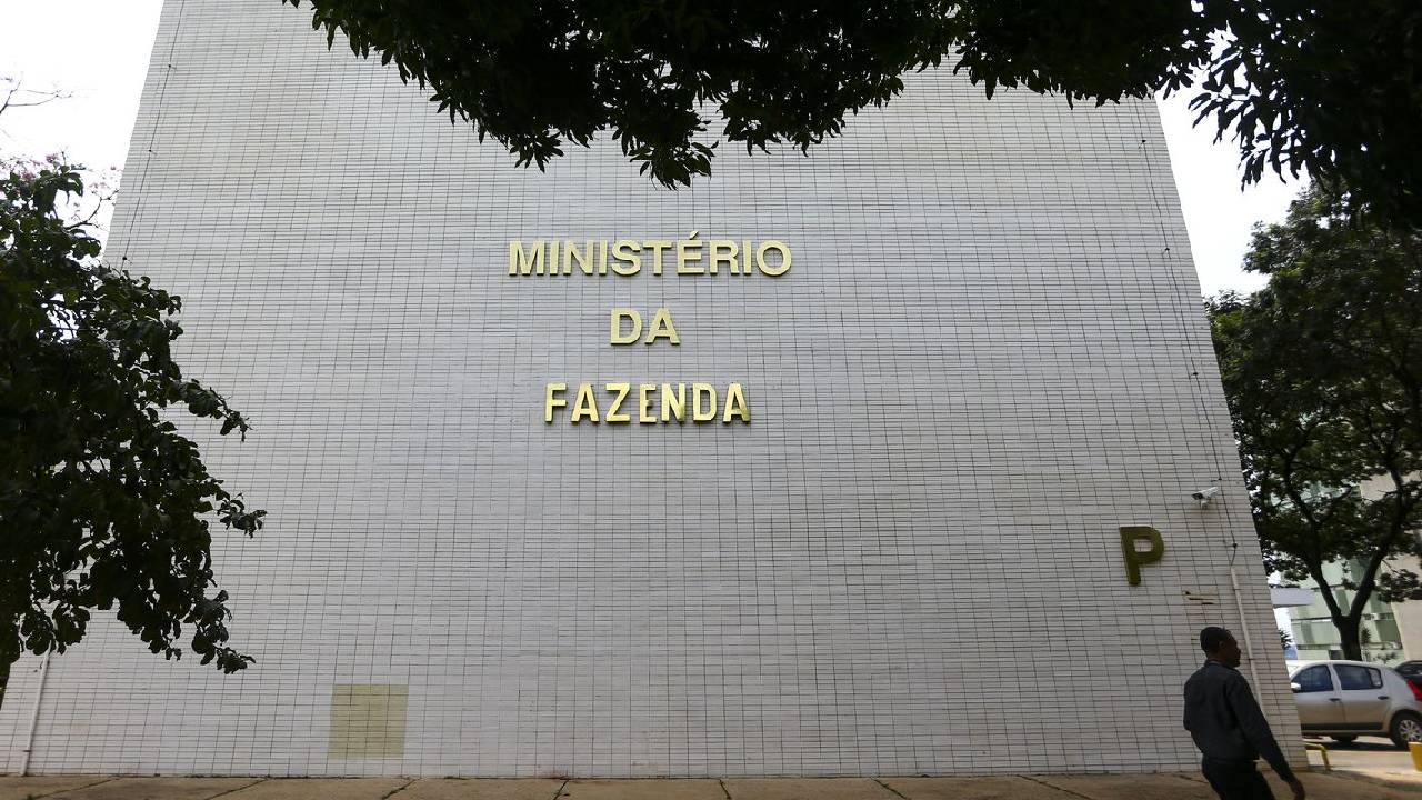 Projeção oficial de inflação sobe para 5,1%, com estouro da meta