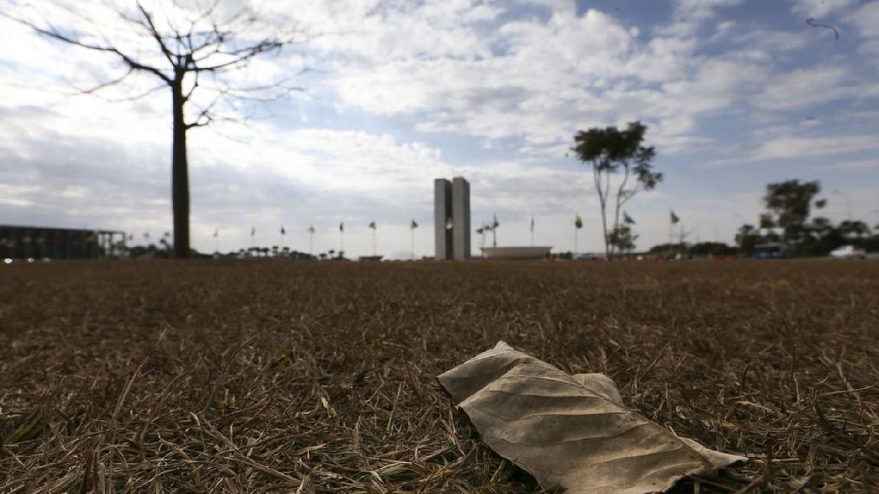 Região Sul tem risco de temporal e granizo; outras regiões têm calor