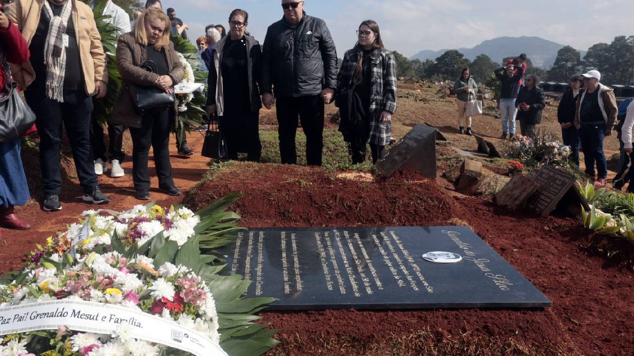 Restos mortais de Grenaldo Silva, morto pela ditadura, são sepultados