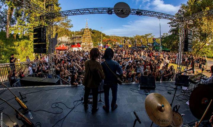 Rock Legends Itajaí transforma a Praça Marco Zero em palco para grandes clássicos do rock
