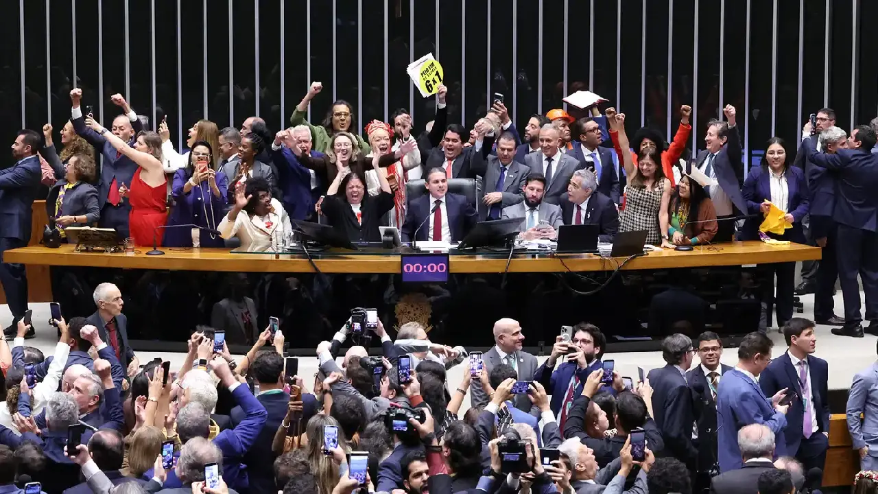 Saiba como votaram os deputados na PEC que acaba com a escala 6x1