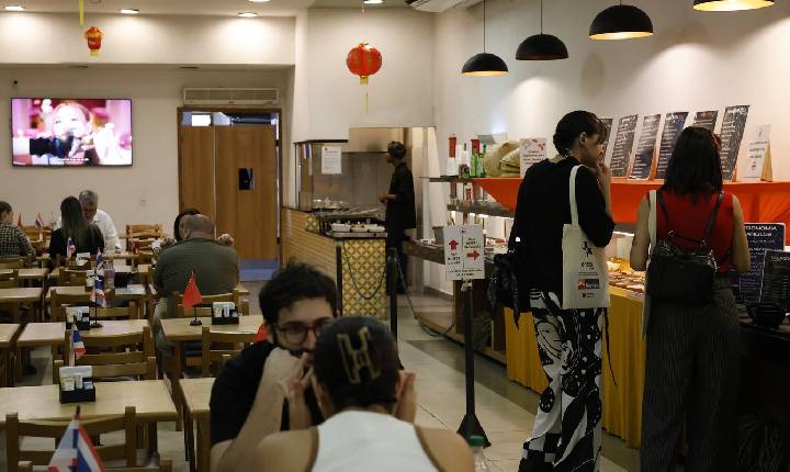Setor de serviços cai 0,1% de julho para agosto, mostra IBGE