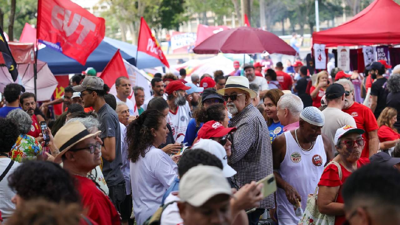 Sindicatos realizam ato pelo direito ao descanso e fim da escala 6x1 