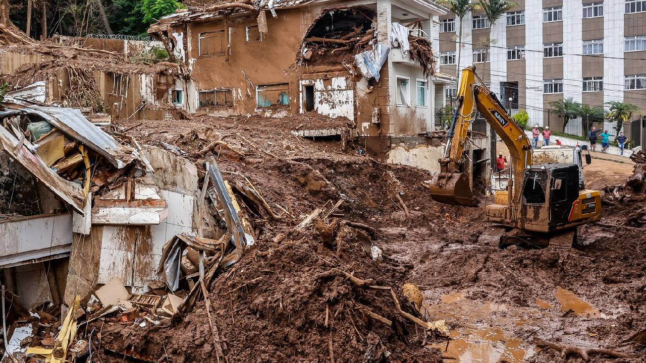 Sobe para 72 o número de mortos nas chuvas em Minas Gerais