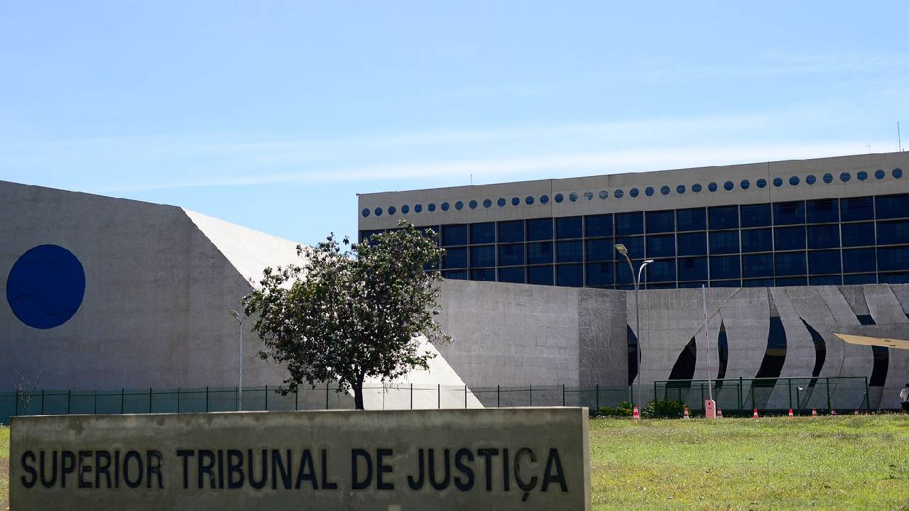 STJ abre investigação por uso de prompts para fraudar processos