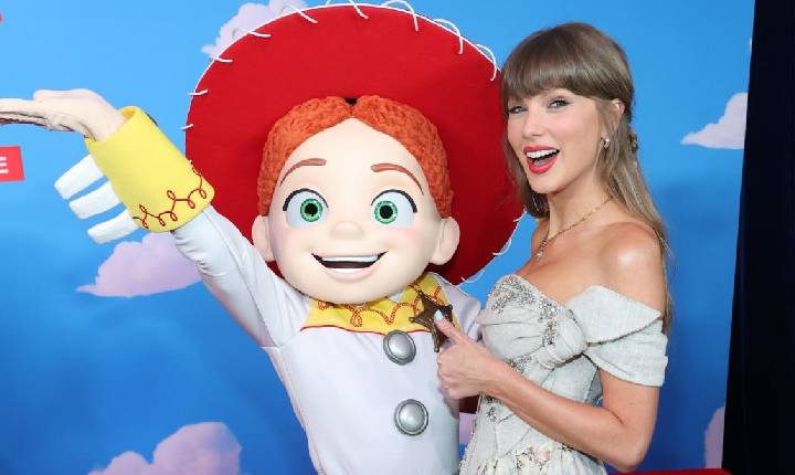 Taylor Swift ‘ensina’ inglês para crianças com novo Toy Story 5