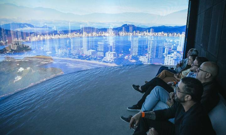 Tecnologia de parques temáticos internacionais chega ao mercado imobiliário com projeção 180°, água, vento e aroma