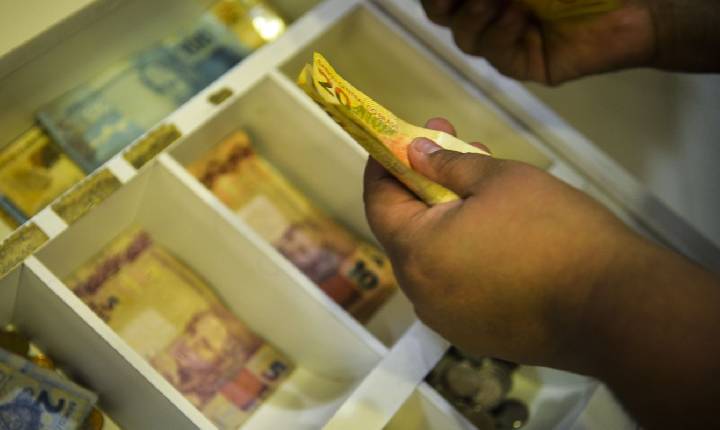 Trabalhadores nascidos em novembro e dezembro recebem abono salarial