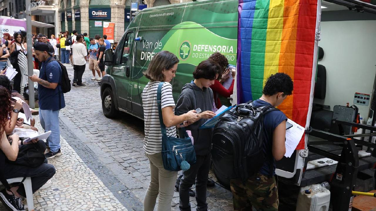Transexuais e travestis fazem ato no RJ em defesa da democracia