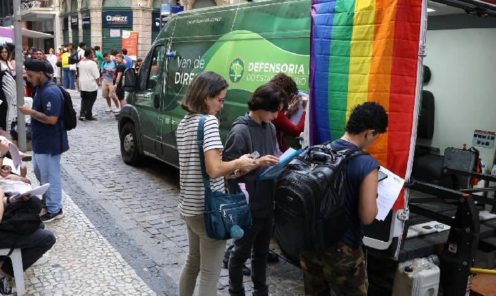 Transexuais e travestis fazem ato no RJ em defesa da democracia