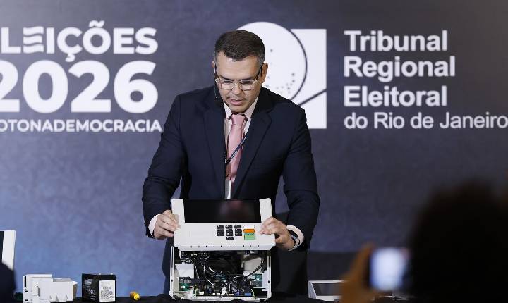 TRE-RJ abre urna para o público e defende segurança do voto eletrônico