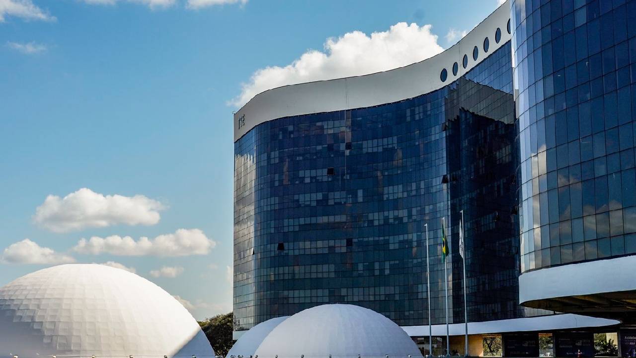 TSE nega pedido da campanha de Flávio para barrar posts de sindicatos