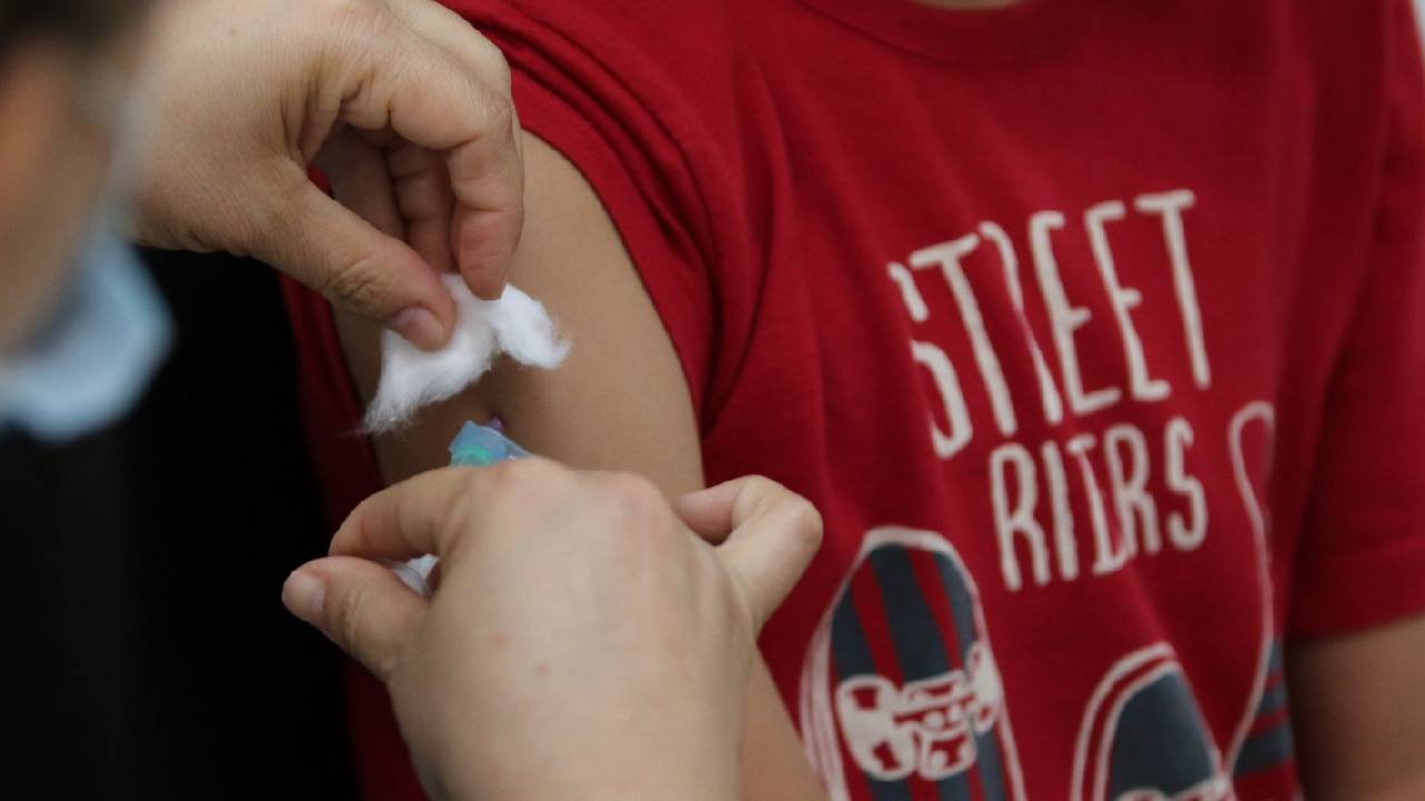 Vacinação nas escolas segue até dia 30 e meta é imunizar 27 milhões
