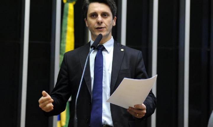 Vice-líder do Centrão usou fundo partidário em perfis fakes para atacar governo