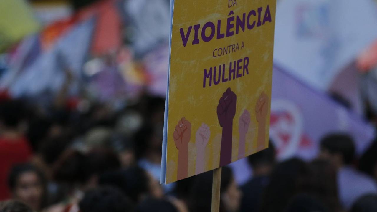 Violência contra a mulher: 7,5 mil agentes serão capacitados