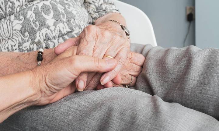 Violência contra idosos cresce de forma silenciosa: especialistas alertam para sinais que familiares não devem ignorar