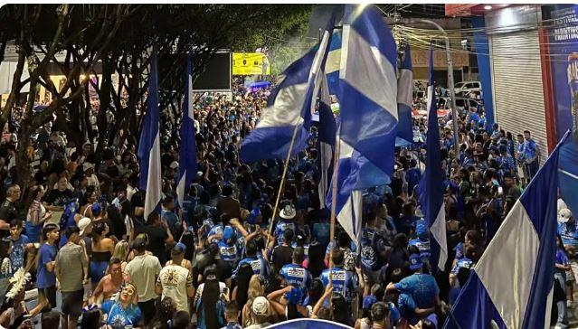 Boi de Rua arrasta multidão em Parintins e fortalece tradição entre torcedores do Caprichoso