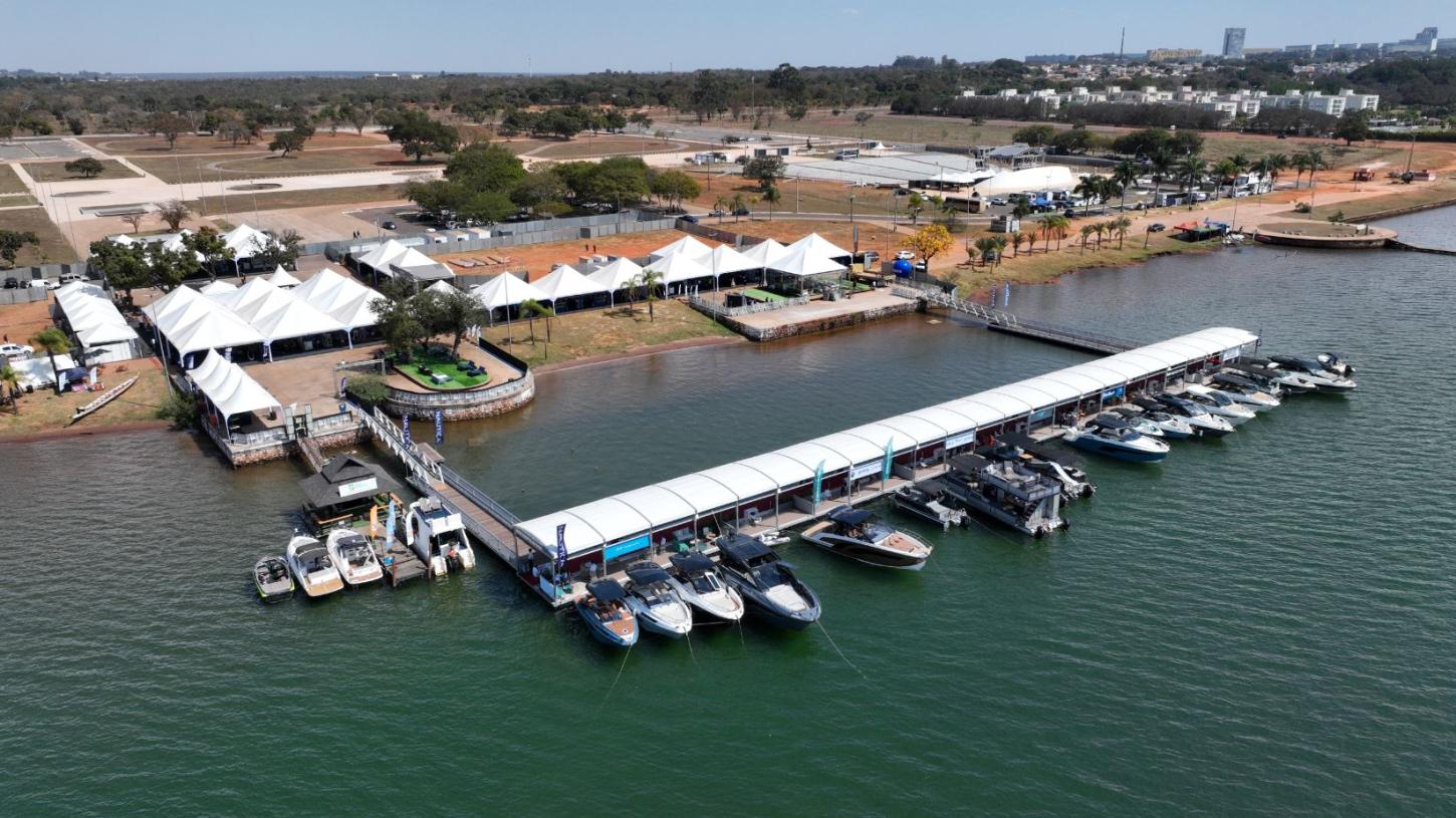 Governador do Distrito Federal anuncia intenção de construir estruturas náuticas públicas para promover turismo na abertura do Brasília Boat Show