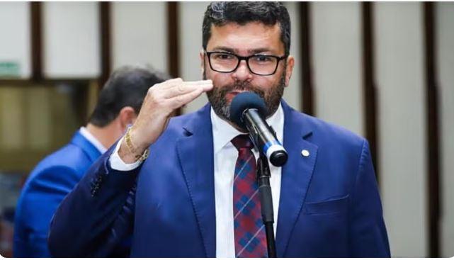 PF e CGU cumprem mandados de busca e apreensão em gabinete e apartamento de luxo de deputado estadual em Salvador