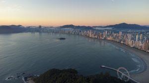 Estrangeiros invadem Balneário Camboriú: demanda de argentinos cresce 45% em meio à alta do dólar