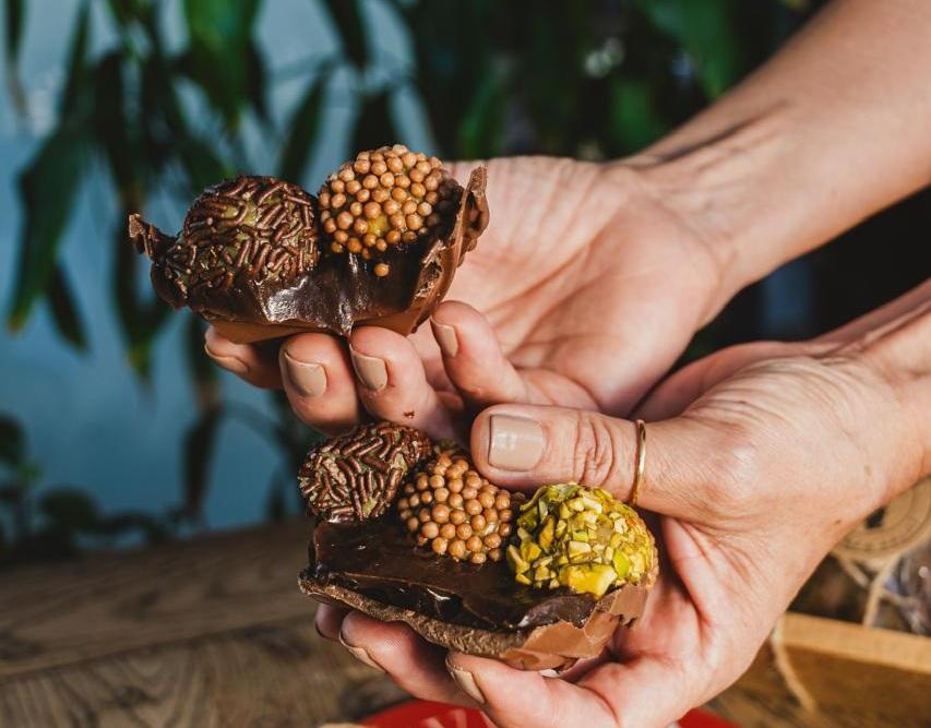Cafeteria na Praia Brava oferece cestas de Páscoa a partir de R$ 45,00 com produtos artesanais e livros