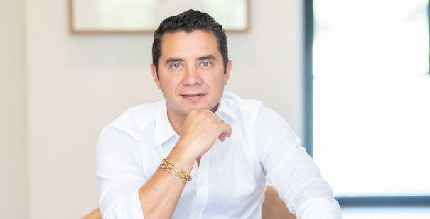 Enquanto os EUA atraem bilionários para governar, Brasil se perde em debates periféricos