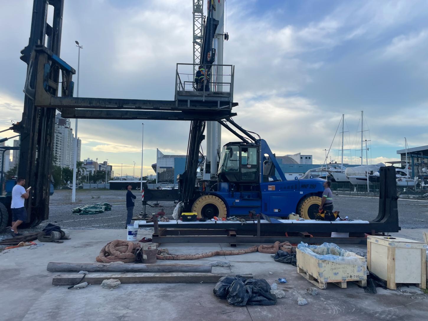 Com capacidade para 12 toneladas, empilhadeira inédita no Brasil começa a operar na movimentação de barcos