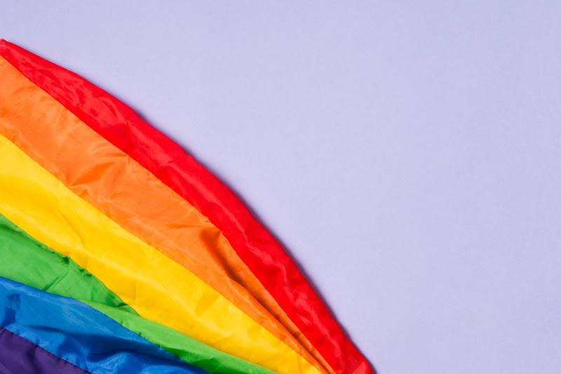 Falta de ações concretas ainda afasta inclusão LGBTQIAPN+ do ambiente corporativo, revela pesquisa da Catho