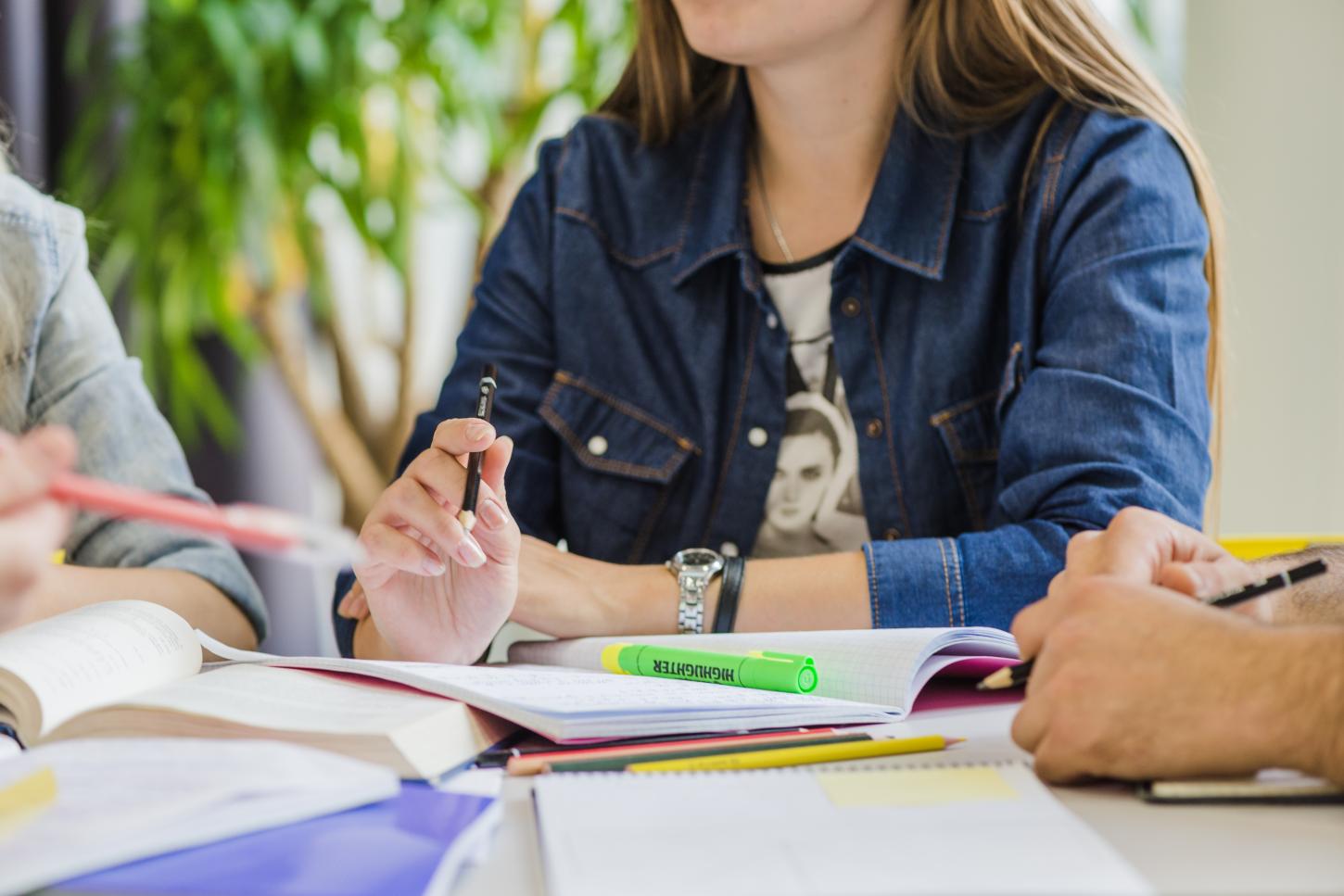 Ainda dá tempo de reforçar o inglês para o vestibular? Especialistas garantem que sim