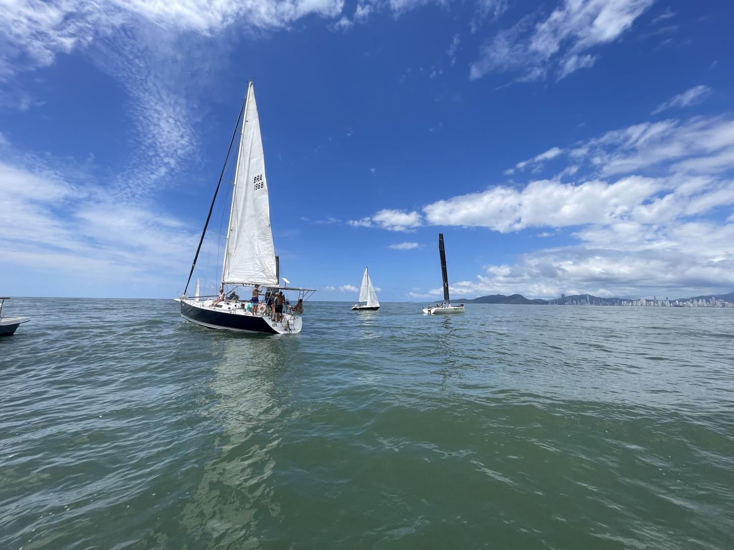 Regata marca aniversário de Navegantes e movimenta circuito promovido pela Marina Itajaí