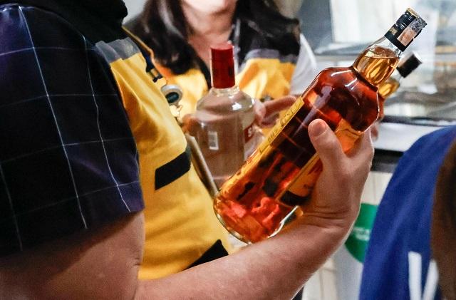 Alerta sobre bebidas adulteradas com metanol: especialistas explicam riscos, direitos e responsabilidades