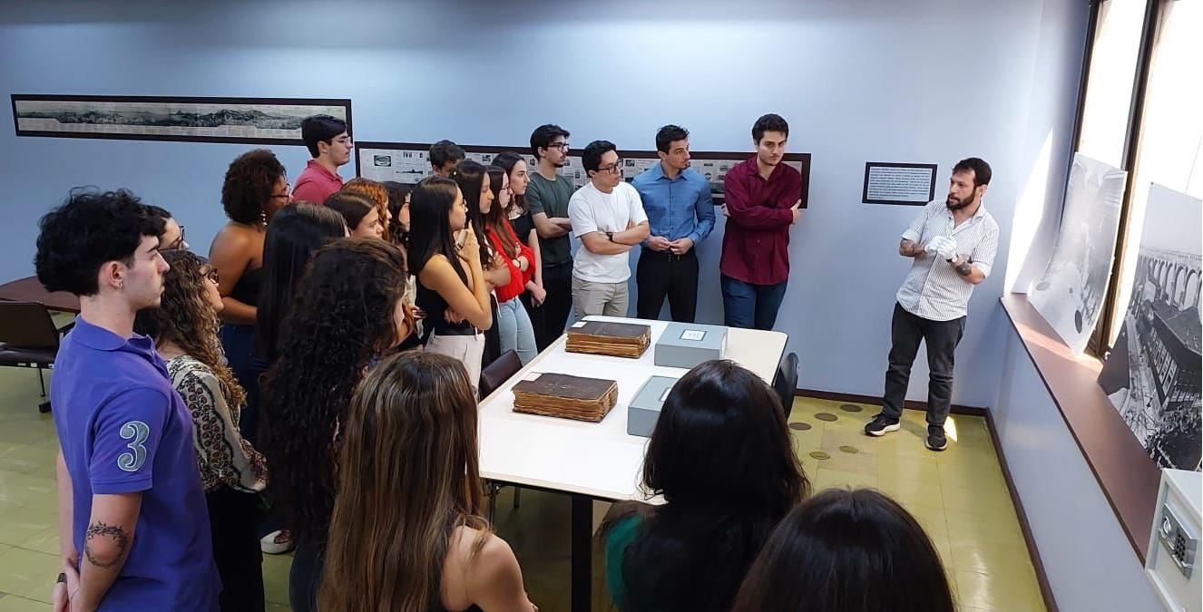 Alunos do curso de Relações Internacionais visitam o Arquivo Geral da Cidade do Rio de  Janeiro