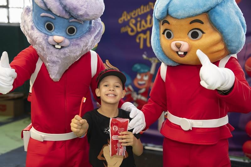 Colgate alcança marco de 2 bilhões de crianças e famílias beneficiadas pelo Programa Sorriso Saudável, Futuro Brilhante®