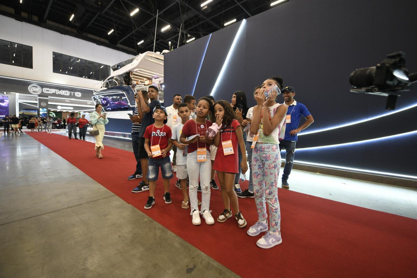 Crianças do projeto social Virtude Tennis, de São Paulo, visitam o maior evento náutico da América Latina