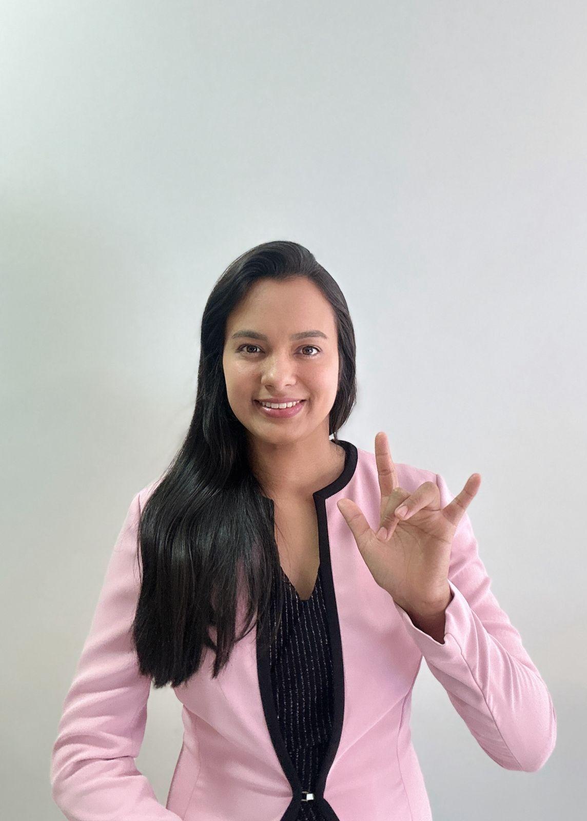 No mês internacional da Língua de Sinais e Pessoas Surdas, conheça a trajetória de uma pedagoga em defesa da educação bilíngue no Brasil