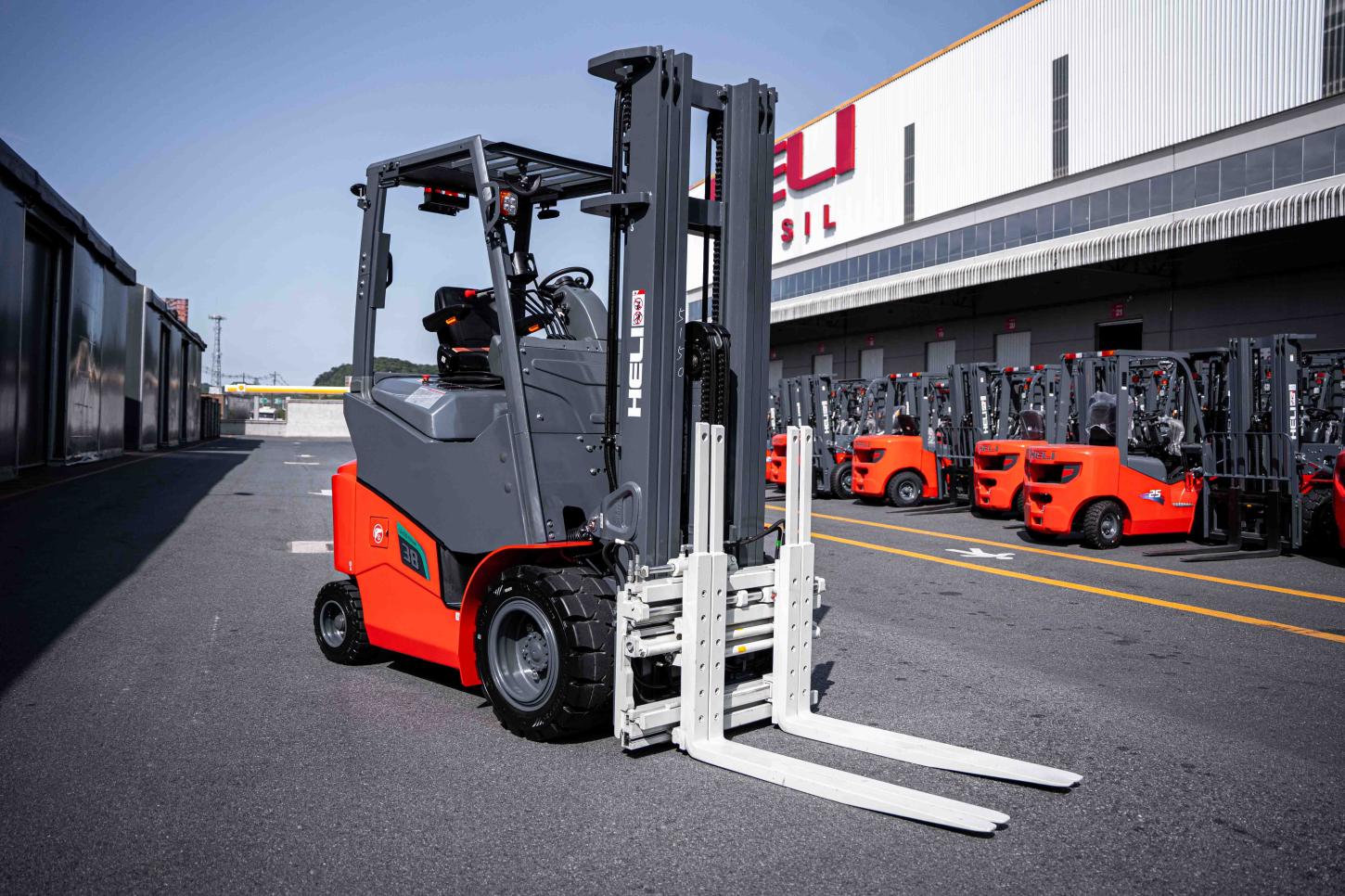 Empilhadeira elétrica inédita com foco em segurança estreia no mercado brasileiro