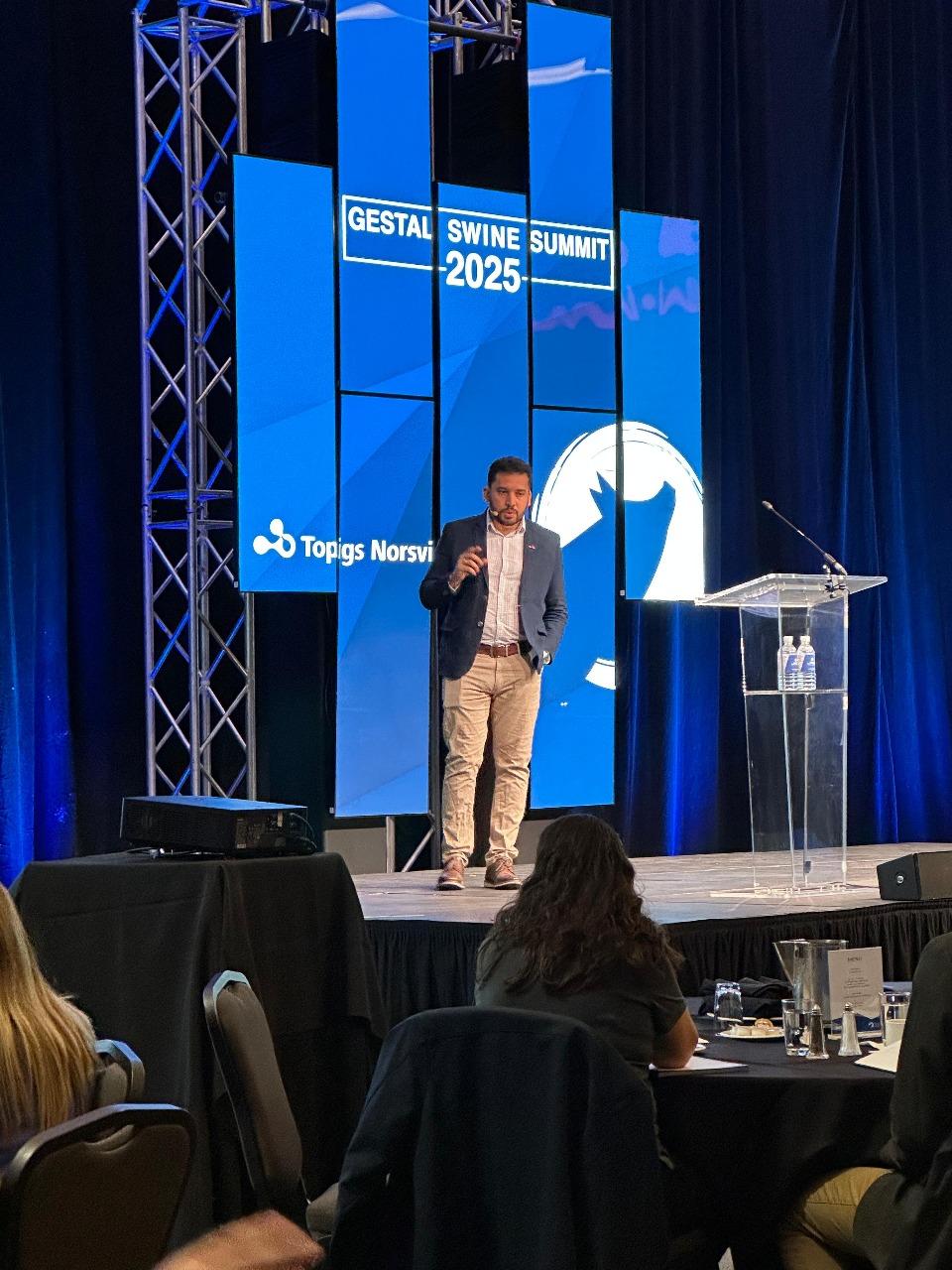 Especialista da Topigs Norsvin participa de evento no Canadá com foco em nutrição e tecnologia na produção de suínos