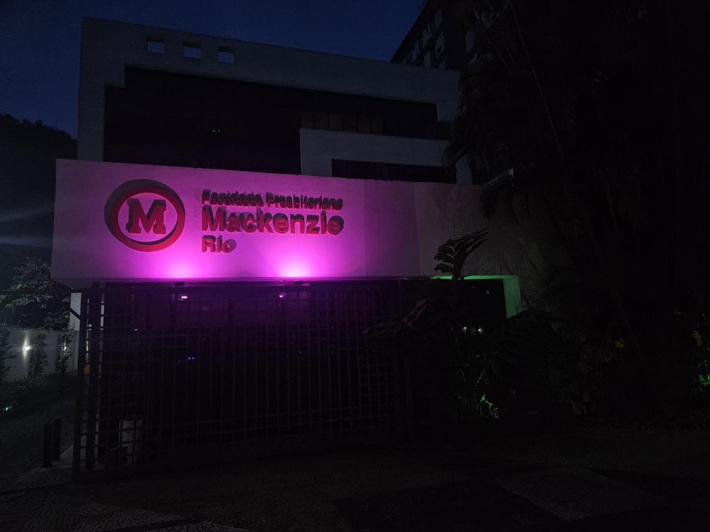 Faculdade Mackenzie Rio ilumina sua fachada em apoio ao Outubro Rosa