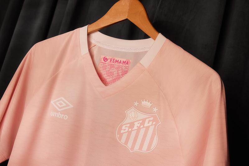 Santos e Grêmio: times se aquecem com camisa em prol do Outubro Rosa antes da partida do Brasileirão