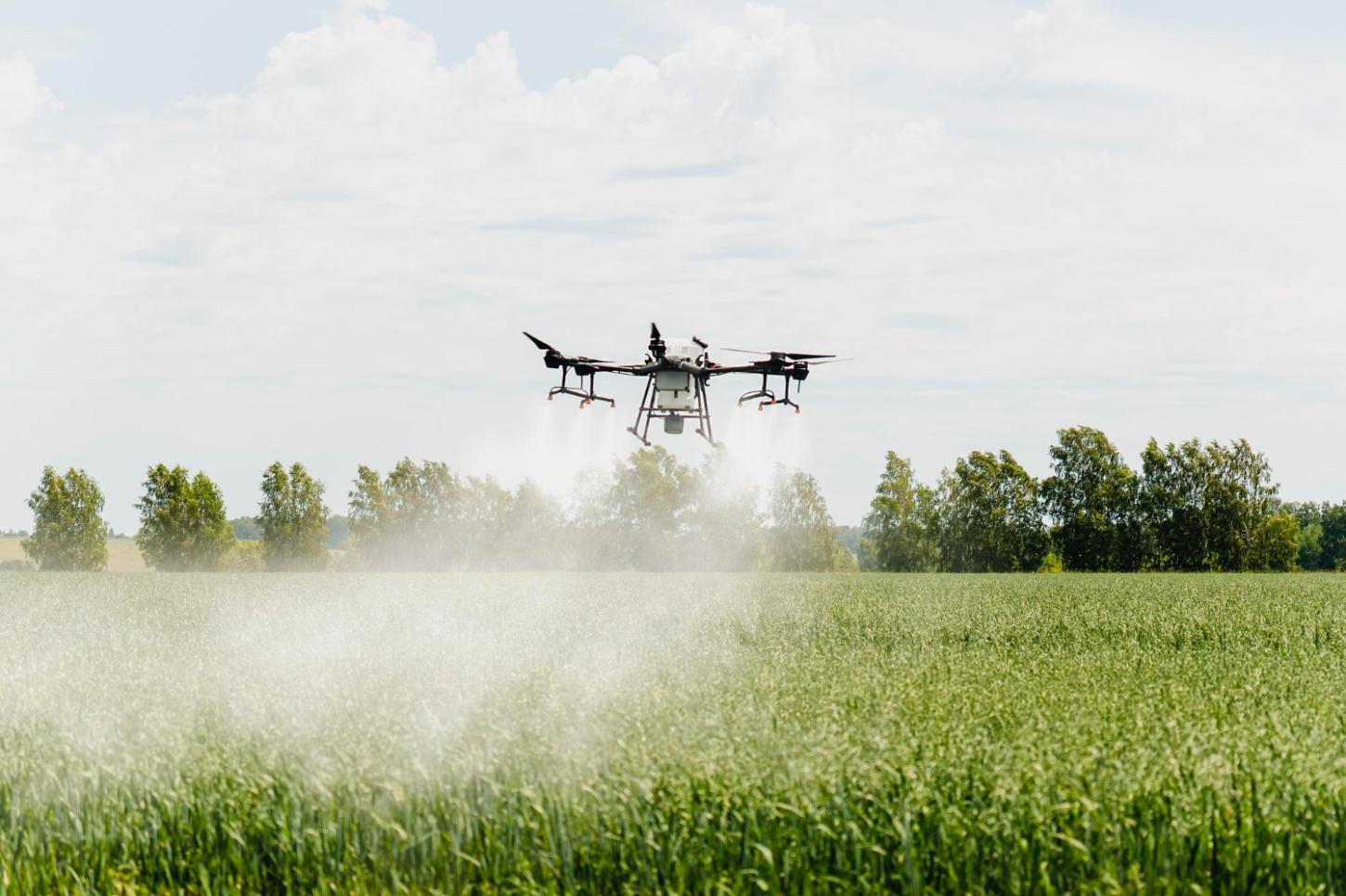 Pulverização com drones amplia eficiência no campo, mas exige ajustes técnicos para resultados consistentes