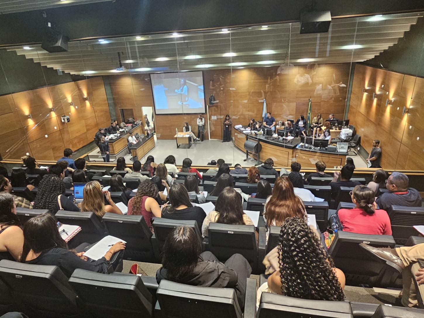 Alunos da Faculdade Mackenzie Rio participaram de júri simulado no Tribunal do Júri