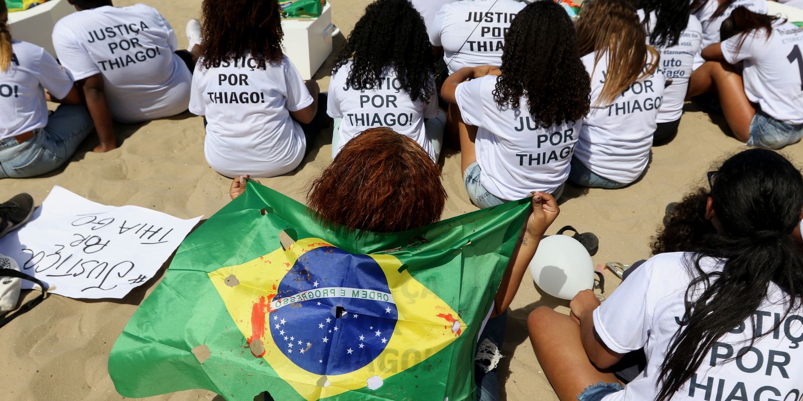 Ato no Rio pede justiça pela morte de Thiago Menezes Flausino