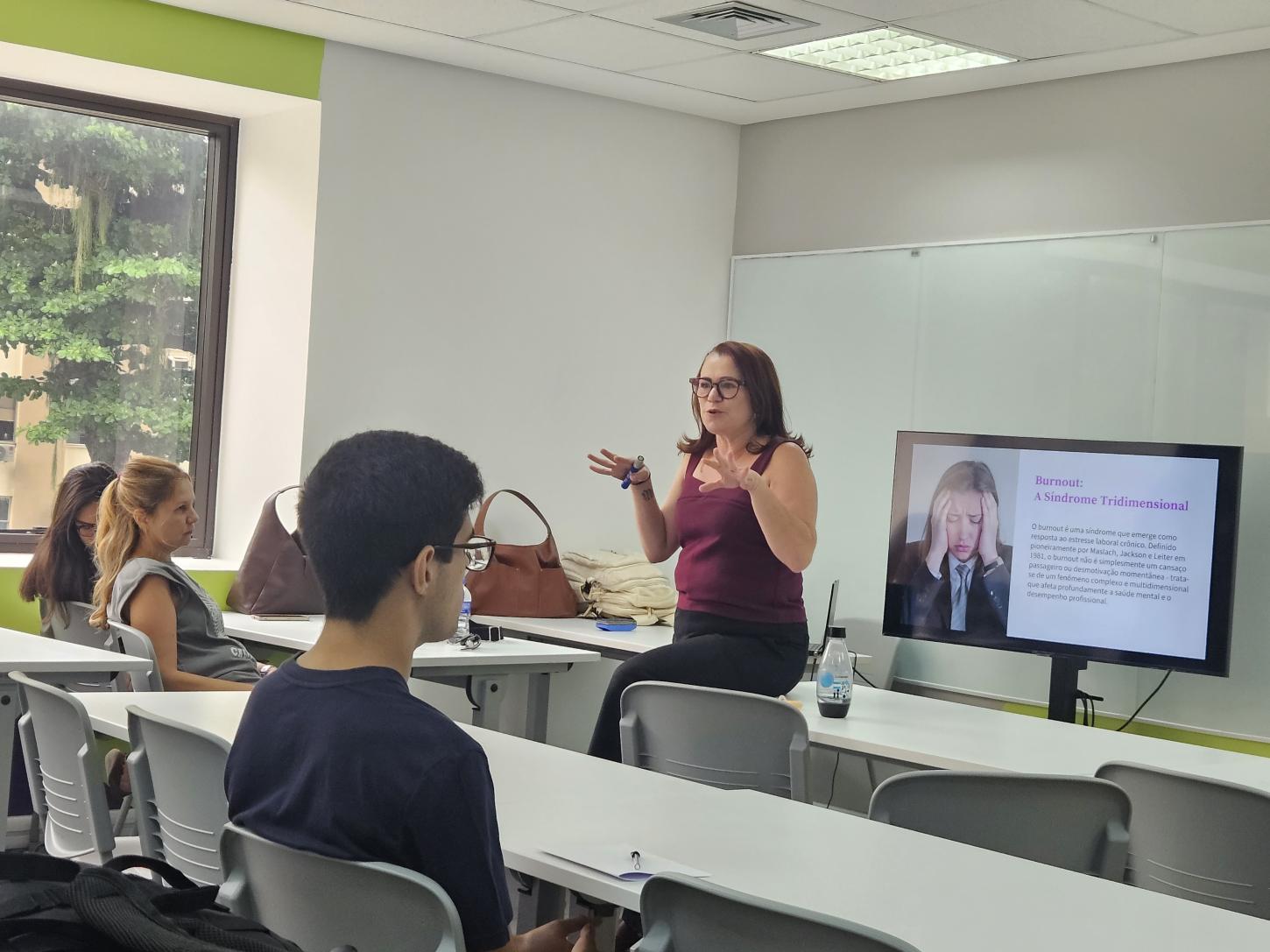 Especialista alerta sobre os afastamentos de profissionais com Burnout