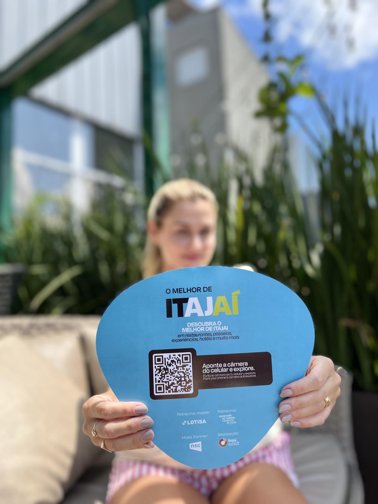 Guia turístico impresso começa a circular em Itajaí e amplia acesso de visitantes às atrações da cidade