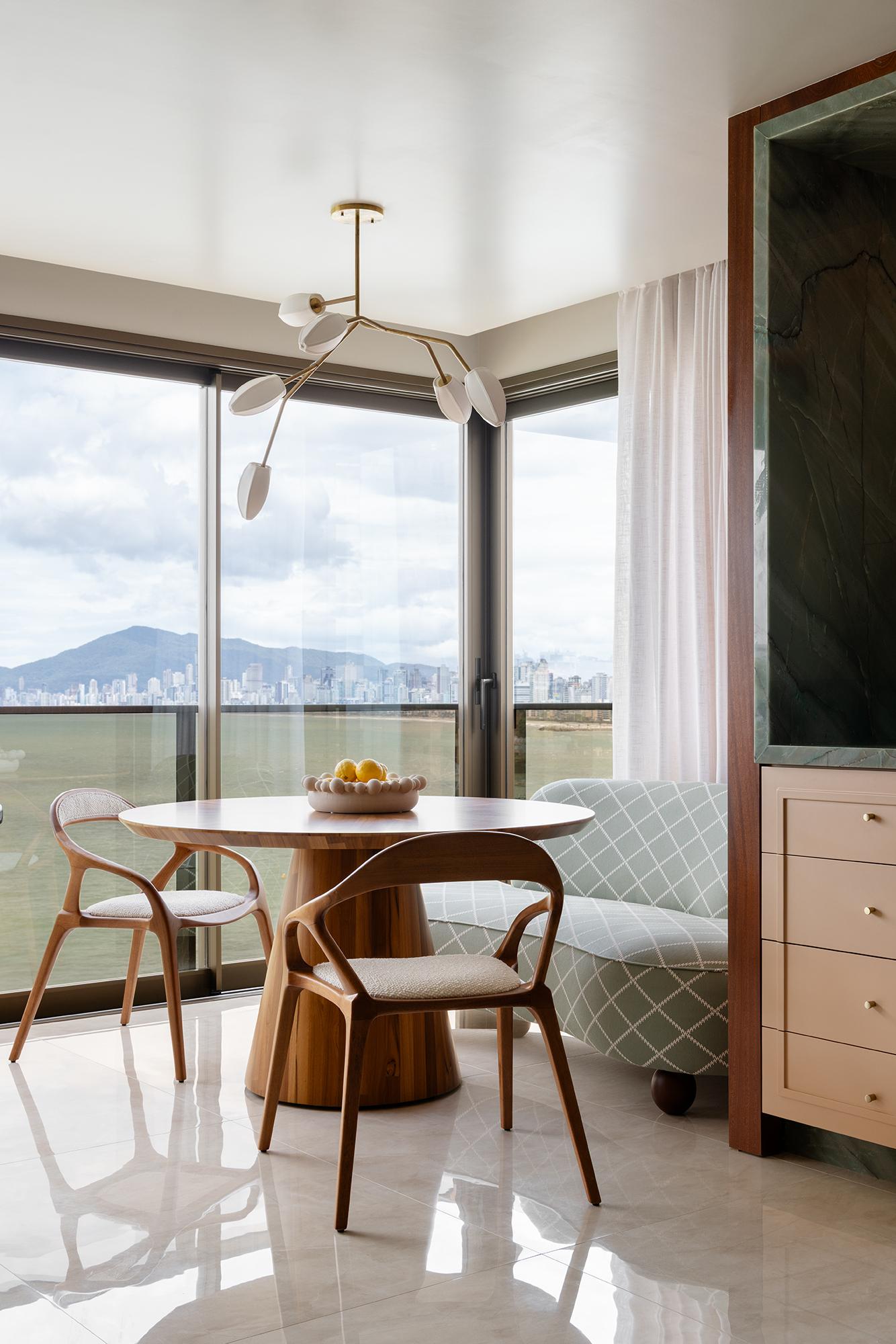 Conheça a penthouse de 400 m² com mobiliário assinado e atmosfera de castelo contemporâneo