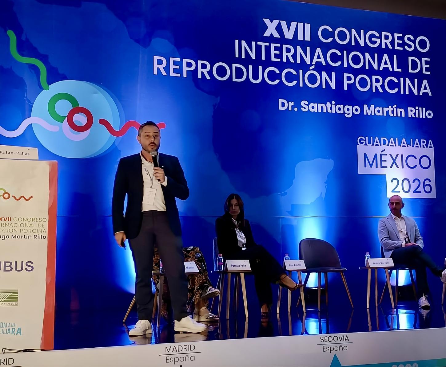 Especialista brasileiro debate bem-estar e controle de qualidade em centrais de sêmen em congresso internacional no México