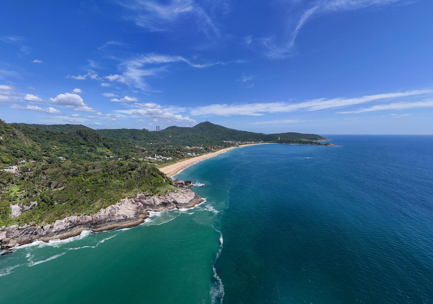 Interpraias: a Balneário Camboriú sem arranha-céus onde regras ambientais limitam o adensamento e aceleram a valorização